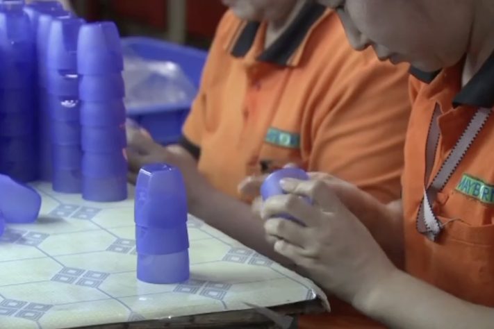 Campanha leva empresa a retomar produção de copo descontinuado há 20 anos para garantir saúde de adolescente autista – Reprodução/CGTN