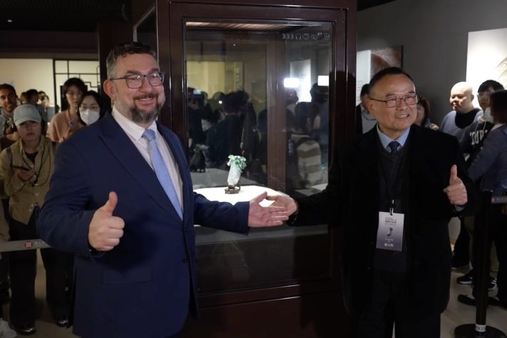Repolho esculpido em jade de 18 centímetros atrai multidões e virou símbolo de museu em Taiwan – Reprodução/YouTube TaiwanPlus News