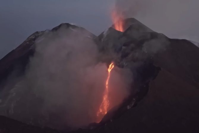 Aeroporto suspende voos após cinzas do Etna atingirem espaço aéreo em região da Sicília, na Itália