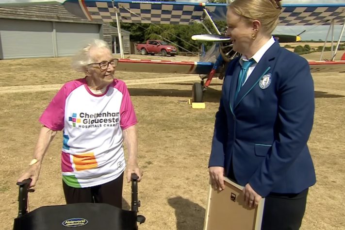 Após sofrer derrame, britânica de 97 anos se torna a mais velha do mundo a realizar acrobacias em cima de um avião – Reprodução/YouTube BBC