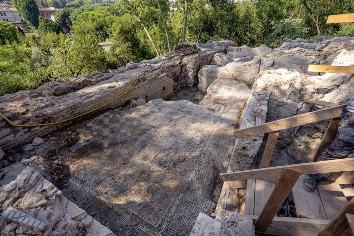 Escavações em Roma revelaram um edifício próximo ao Coliseu, datado do século 2 d.C., com mosaicos e afresco — Fabio Caricchia/Ministério da Cultura da Itália