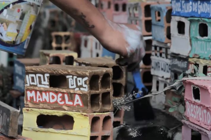 Projeto Morrinho, favela em miniatura criada por crianças do Rio de Janeiro virou obra de arte e foi parar até em exposição de Veneza – Reprodução