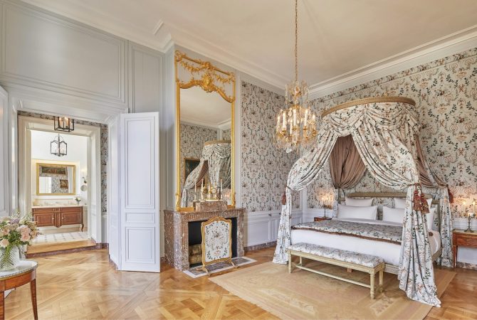 Puro luxo! Hotel histórico no interior do Palácio de Versalhes recria luxo da corte francesa do século 18