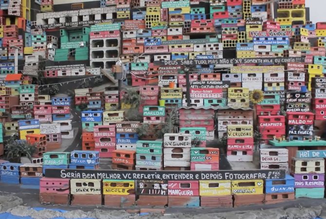 Favela em miniatura criada por crianças do Rio de Janeiro virou obra de arte e foi parar até em exposição de Veneza
