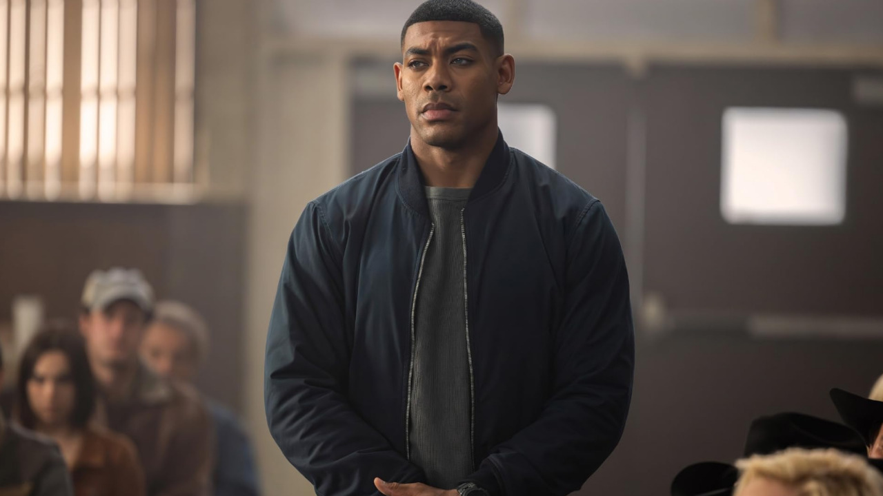 Aaron Pierre dá vida ao lanterna John Stewart, que ingressa na corporação como substituto do personagem de Chandler. Aaron Pierre é conhecido por interpretar Caesar na minissérie 