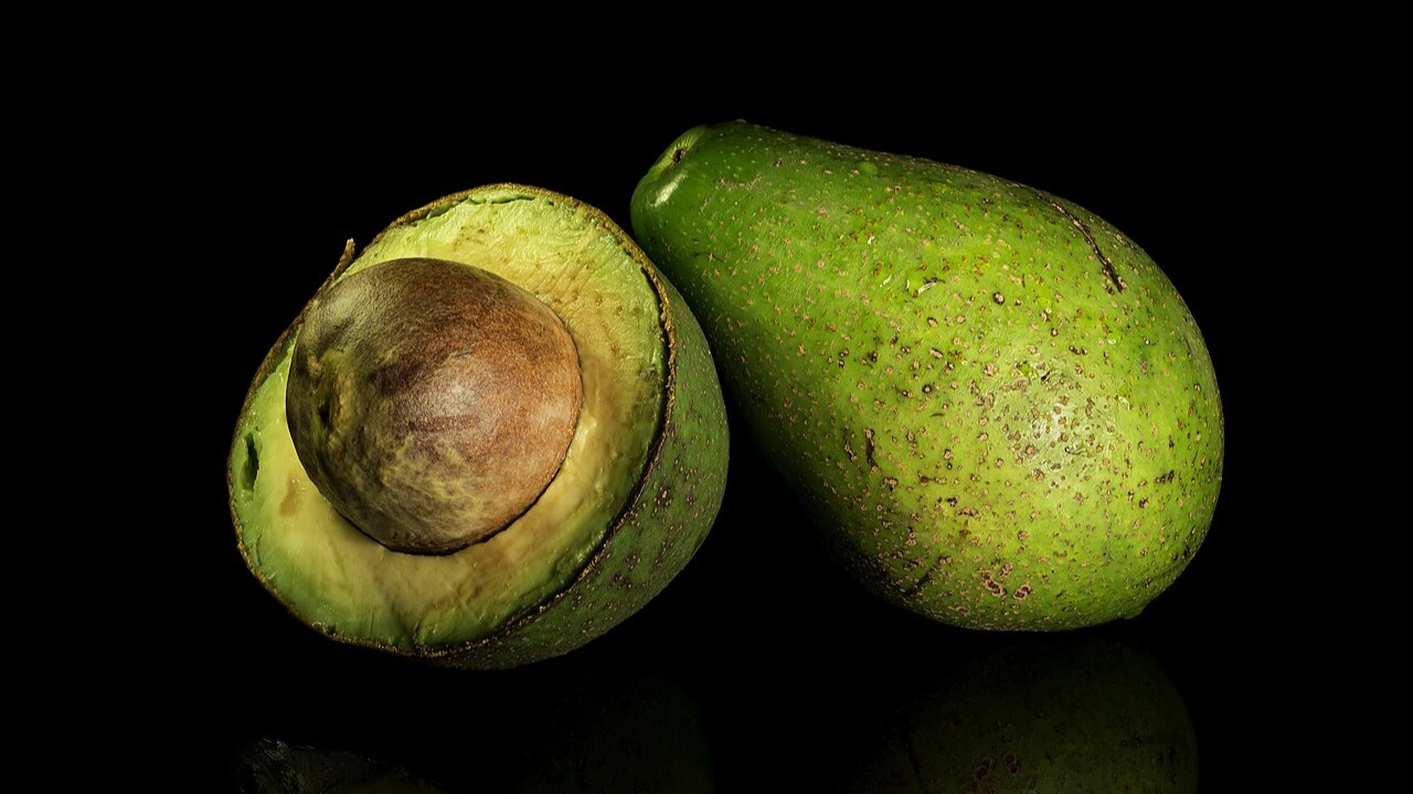 Mas então como saber se o abacate está maduro ou ainda verde? A fruta verde tem a casca firme e em tons de verde intenso. Ao pressioná-la levemente com os dedos, ela não cede, o que indica que a polpa ainda está dura e precisa de mais alguns dias para amadurecer. 
