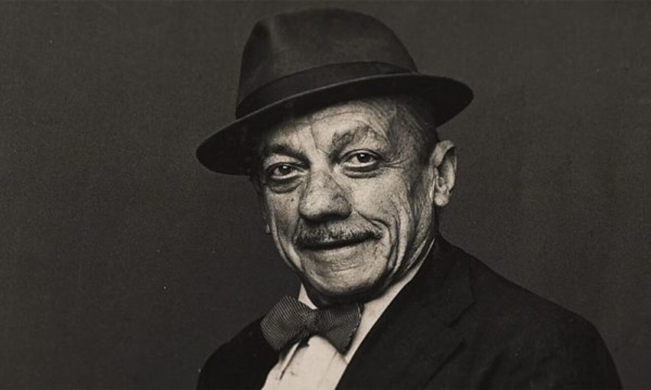 Em 6 de agosto de 2026, completam-se 116 anos do nascimento de Adoniran Barbosa, artista que é um símbolo importante do samba paulistano. Nascido João Rubinato, em 1910, no município de Valinhos (SP), filho de imigrantes italianos, o artista transformou em canção o cotidiano da capital paulista e de sua população trabalhadora. Compositor, cantor, humorista e ator, construiu uma obra que atravessou gerações e se consolidou como um dos patrimônios culturais do país. Seu repertório permanece entre  -  (crédito: Reprodução)