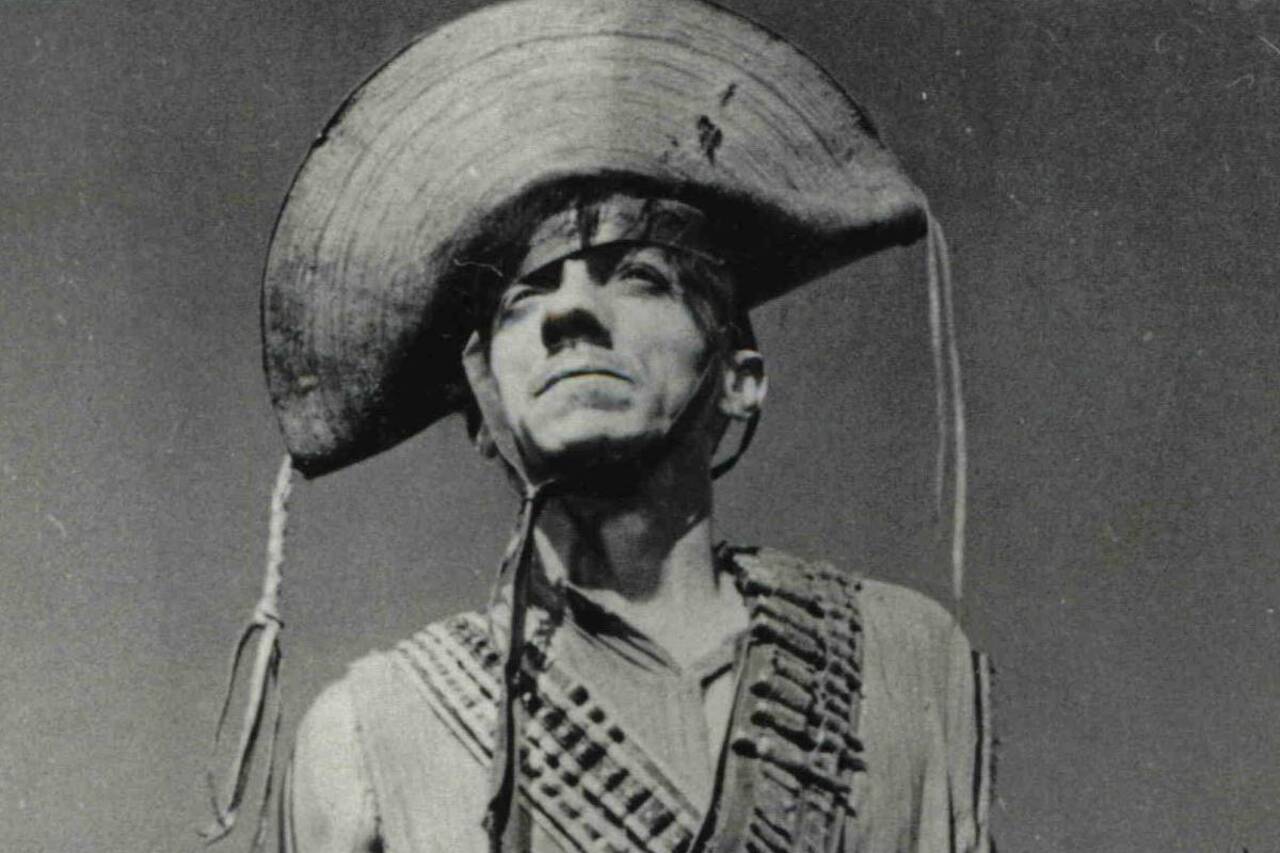Além da carreira musical, Adoniran Barbosa também construiu uma trajetória no cinema e na televisão, ampliando sua atuação artística para além do rádio. No cinema, participou de filmes como “O Cangaceiro” (1953), dirigido por Lima Barreto, e Candinho (1954), estrelado por Mazzaropi, além de outras produções ao longo das décadas. Na televisão, esteve presente em programas humorísticos e novelas, como a primeira versão de “Mulheres de Areia”, em 1973.
