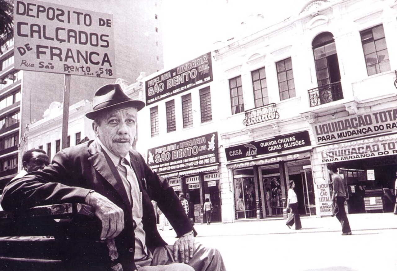 Como compositor, Adoniran Barbosa revolucionou o samba ao incorporar em suas letras a fala popular característica de São Paulo, reproduzindo expressões, sotaques e construções gramaticais presentes no cotidiano. Longe de representar desconhecimento da norma culta, esse recurso era uma escolha estética para dar autenticidade às histórias que contava. Canções como “Trem das Onze”, “Saudosa Maloca”, “Samba do Arnesto” e “Tiro ao Álvaro” retratam amizade, amor, dificuldades financeiras, despejos e a