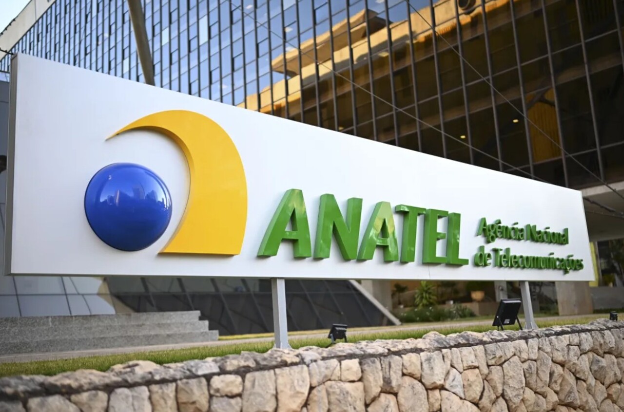 A Agência Nacional de Telecomunicações (Anatel) acompanha o processo e afirma que, neste momento, não há necessidade de os clientes cancelarem seus contratos ou procurarem outra prestadora. Os serviços que ainda estiverem sendo oferecidos pela Oi devem continuar durante o período em que forem definidas as medidas necessárias para a transição. Até que haja uma orientação oficial, a recomendação é que os clientes continuem pagando pelos serviços que estiverem sendo prestados normalmente. A agência