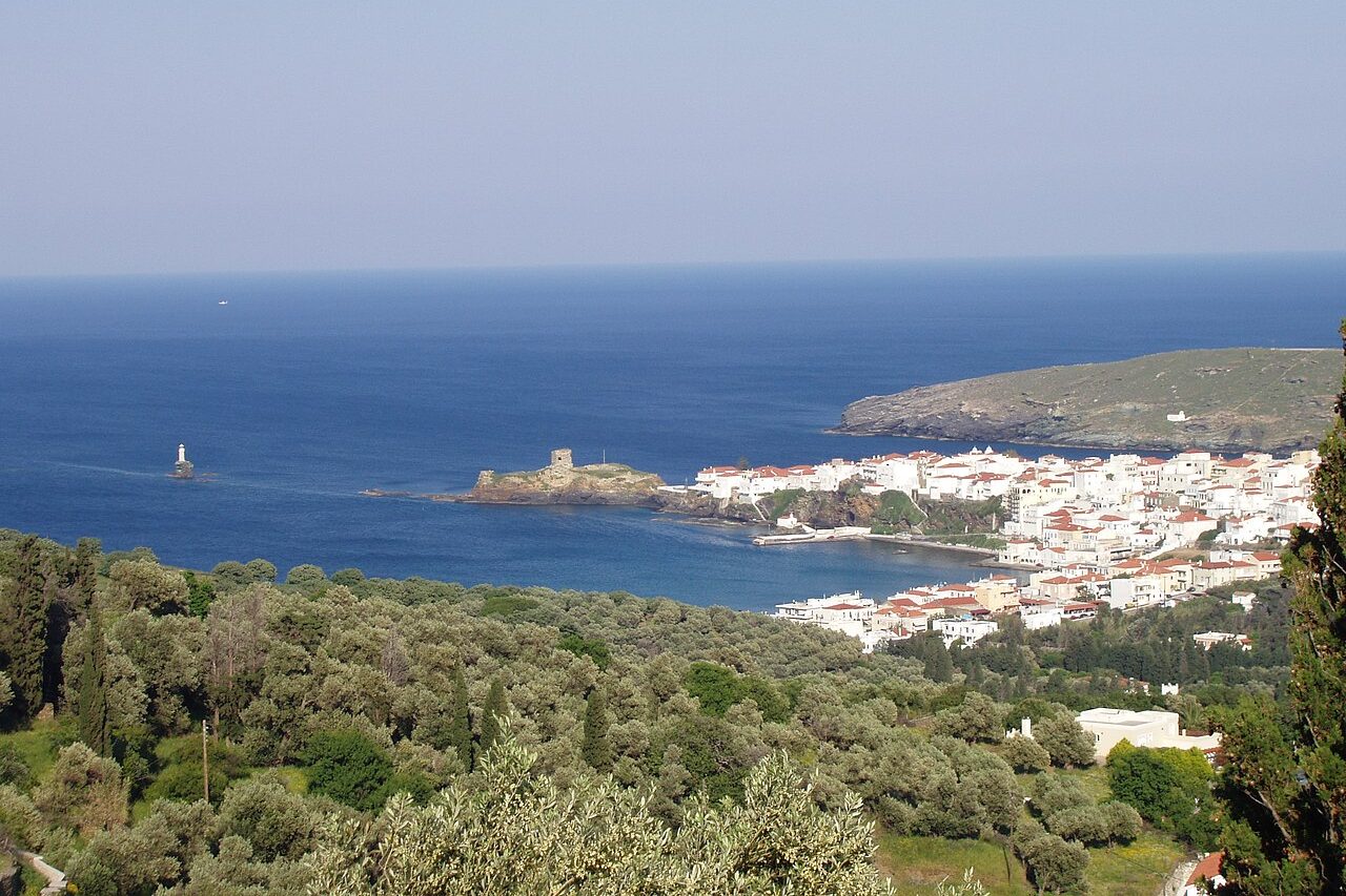 Uma descoberta arqueológica nas águas próximas à ilha de Andros, na Grécia, revelou um dos mais importantes sítios de naufrágio já identificados no Mar Egeu. Mergulhadores localizaram entre 600 e 650 ânforas a mais de 40 metros de profundidade, todas datadas do período entre o fim do século 5 e o início do século 4 a.C. -  (crédito: Domínio Público)