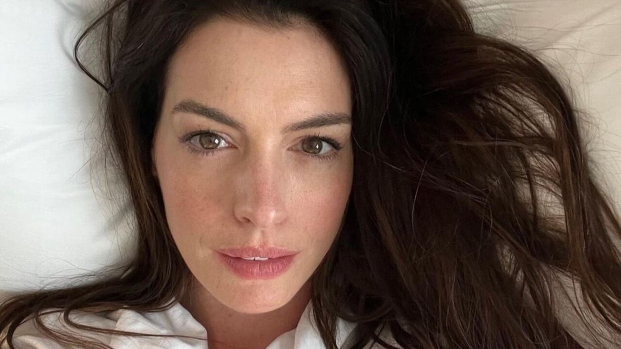 Emocionada, a atriz agradeceu à família pelo incentivo à carreira desde a infância e afirmou se sentir uma das pessoas mais sortudas do mundo. Durante a D23, Hathaway também revelou que “O Diário da Princesa 3”, novo filme da franquia produzido pela Disney e dirigido por Adele Lim, de “Podres de Ricos”, está na fase de desenvolvimento do roteiro.
