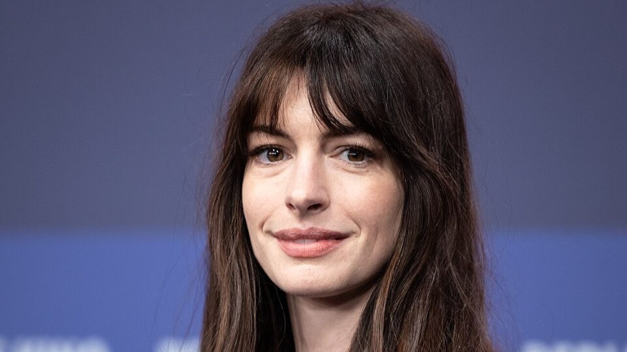 O Disney Legends é um reconhecimento concedido pela empresa a pessoas que deixaram um impacto duradouro e um legado na história da companhia. Na cerimônia, Hathaway foi apresentada pelo diretor David Frankel, de 