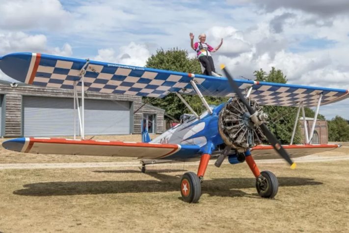 Após sofrer derrame, britânica de 97 anos se torna a mais velha do mundo a realizar acrobacias em cima de um avião – Reprodução @aerosuperbatics