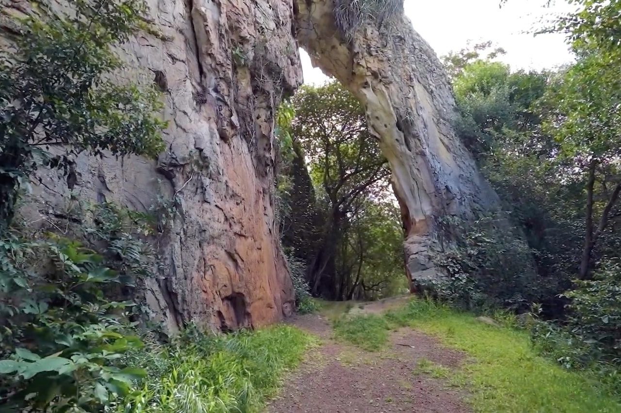 Na Pedra da Tartaruga, por exemplo, a água se infiltra em pequenas rachaduras, penetra na rocha, e acaba ampliando suas fissuras ao longo do tempo. Já algumas estruturas arqueadas, como o Arco do Triunfo, resultam da combinação entre erosão, circulação de água, alterações atmosféricas e cristalização de sais minerais.