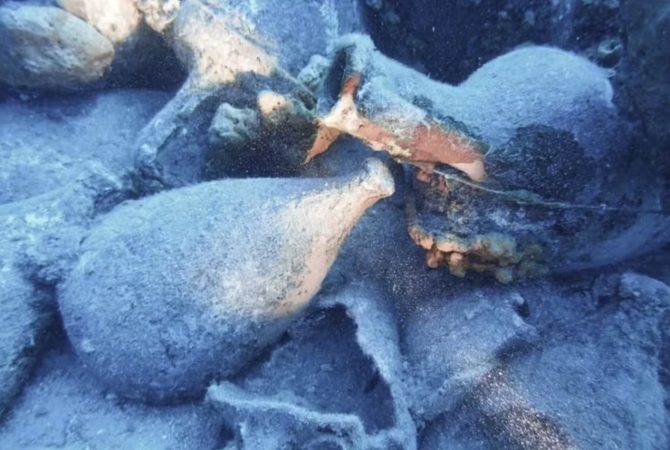 Arqueólogos encontram mais de 600 ânforas em naufrágio de 2.300 anos na Grécia