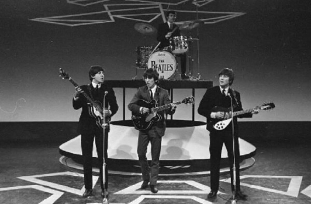 A contribuição de Ringo para os Beatles foi além de simplesmente ocupar o posto de baterista. Seu estilo econômico, preciso e voltado para a música ajudou a estabelecer a identidade rítmica do grupo. Em vez de buscar protagonismo, ele privilegiava a sustentação das canções, característica que seria reconhecida por outros músicos ao longo das décadas. O Hall da Fama do Rock and Roll, em Ohio, nos Estados Unidos, destaca justamente sua combinação de regularidade, musicalidade e discrição como uma 