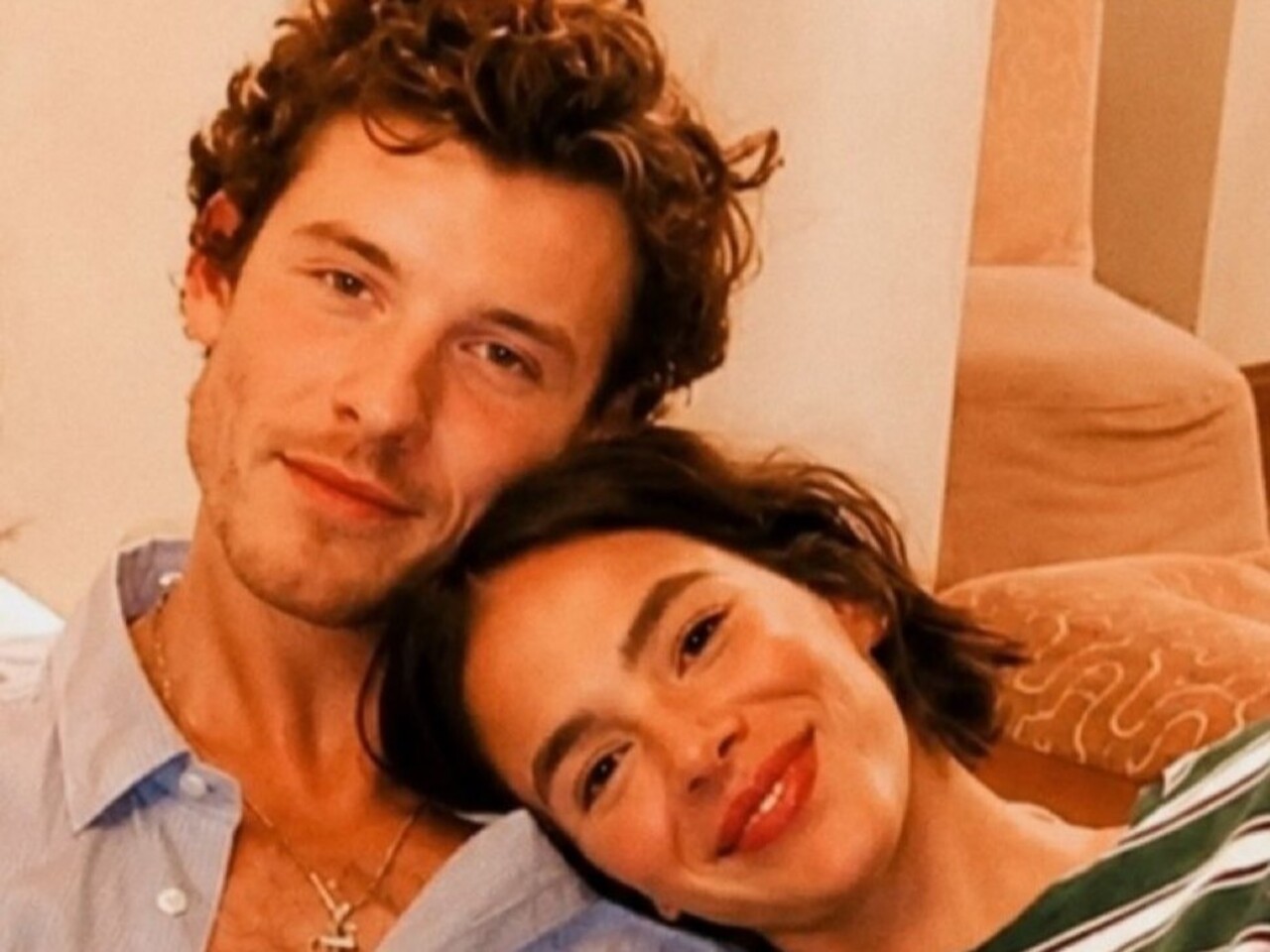 Os dois se conheceram nos bastidores do Rock in Rio de 2017, quando Shawn se apresentou no festival. Anos depois, voltaram a se encontrar publicamente no Lollapalooza Brasil de 2025. Na época, surgiram rumores de um possível romance, mas nenhum dos dois confirmou o relacionamento. Meses depois, em novembro, o cantor retornou ao Brasil para alguns eventos e foi visto ao lado de Bruna durante um show de Dua Lipa, em São Paulo. 
