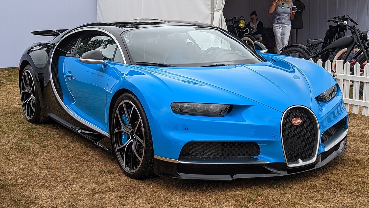 Além disso, trazer um carro desse porte ao Brasil representa outro desafio. Muitos modelos não são comercializados oficialmente no mercado nacional e chegam ao país por meio de importadoras especializadas ou empresas intermediárias. O custo final incorpora não apenas o valor do veículo, mas também despesas com transporte internacional, seguro, variação cambial, tributos incidentes sobre a importação, homologação e outros procedimentos legais. Em alguns casos, os automóveis entram no país sob reg