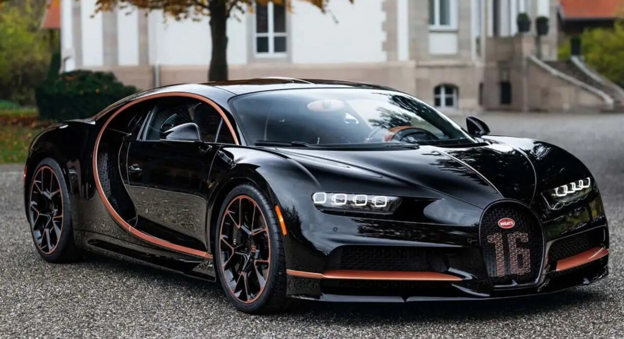 O ranking dos carros mais valiosos presentes no Brasil reúne nomes conhecidos entre os apaixonados por automóveis. Além do Pagani Utopia, figuram exemplares como o Bugatti Chiron (foto), estimado em cerca de R$ 50 milhões, e a Ferrari LaFerrari, avaliada em aproximadamente R$ 38 milhões. Esse seleto grupo conta ainda com modelos como Porsche 918 Spyder, McLaren Senna e Lamborghini Revuelto, embora seus valores possam variar conforme configuração, quilometragem, estado de conservação e personaliz