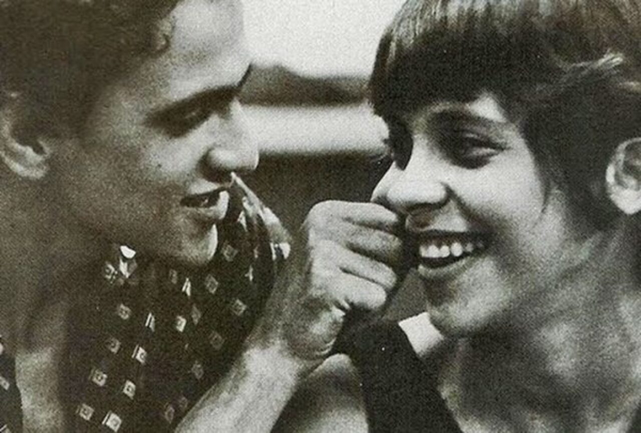A aproximação com Caetano e Gil foi decisiva para a participação de Gal no movimento tropicalista, que rompeu convenções estéticas e musicais no fim dos anos 1960. Ela esteve entre os intérpretes de “Tropicália ou Panis et Circencis”, álbum lançado em 1968 e que é considerado um dos registros fundamentais do movimento. Sua voz ganhou destaque em canções como “Baby” e “Divino, maravilhoso”, consolidando uma identidade artística própria.
