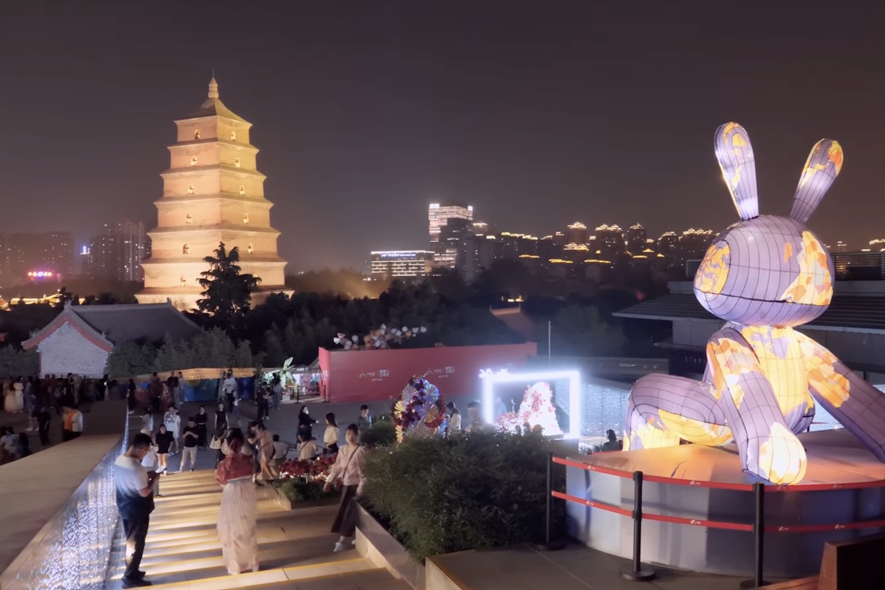 A proposta atende a um público interessado não apenas em conhecer lugares, mas também em viver experiências inspiradas na cultura tradicional chinesa. Esse movimento ganhou força entre os turistas locais e também passou a chamar a atenção de estrangeiros.