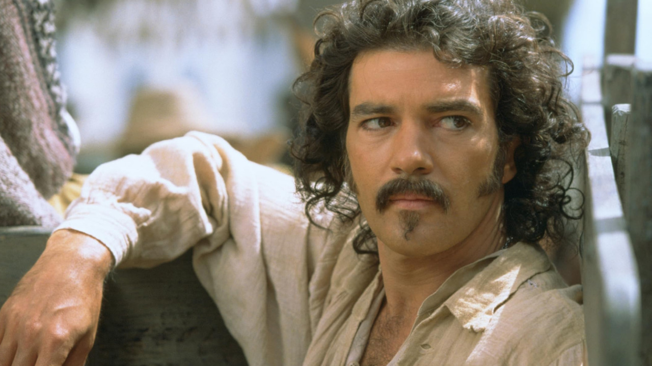 Nascido em 10 de agosto de 1960, em Málaga, na Espanha, Banderas começou a carreira no cinema sob a direção de Pedro Almodóvar e se destacou em Hollywood com filmes como “A Máscara do Zorro”, “A Lenda do Zorro”, “Entrevista com o Vampiro”, “Filadélfia” e a franquia “Shrek”, na qual dublou o Gato de Botas. 
