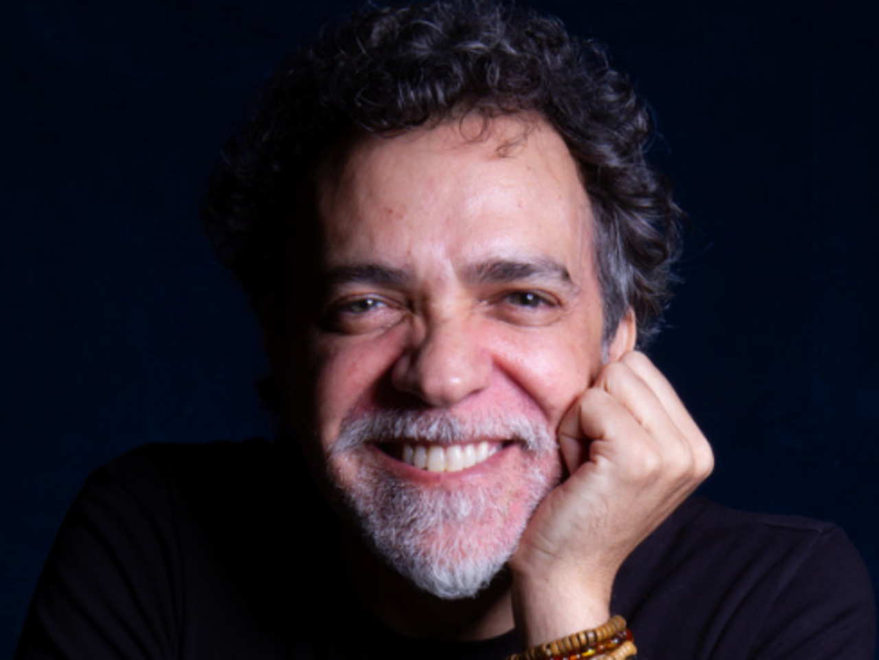 Nascido no Rio de Janeiro em 27 de agosto de 1967, Paulinho Moska é cantor, compositor e ator. Ele aprendeu a tocar violão aos 13 anos, com o irmão mais velho, e iniciou a carreira musical em 1987, como integrante da banda Inimigos do Rei, que emplacou os sucessos 