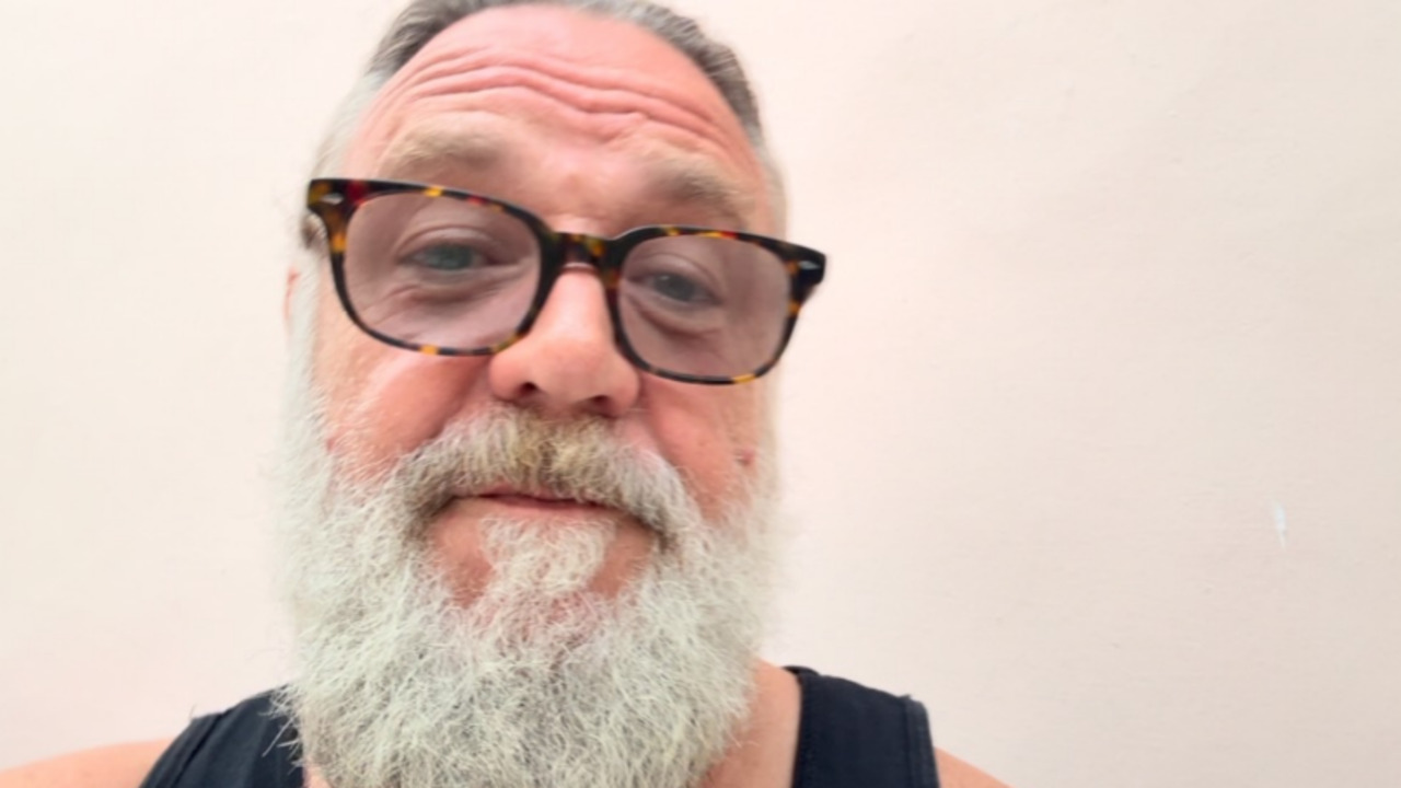 Inclusive, em novembro de 2025, durante uma participação no podcast de Joe Rogan, Crowe detalhou sua rotina no rancho. Segundo ele, o trabalho envolve verificar se as vacas estão bem, conferir o funcionamento do sistema de bebedouros, atuar diretamente na terra e responder pela operação das fazendas.
