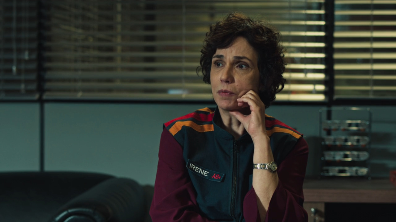 A unidade é comandada por Irene, médica e chefe da equipe, que vive preocupada com a mãe, Dona Laura, vivida por Fernanda Montenegro, que enfrenta uma grave doença degenerativa. A personagem é interpretada por Yara de Novaes. O elenco conta ainda com Heloisa Jorge, Ana Hikari, Raquel Villar, William Nascimento, Jaffar Bambirra e Emilio de Mello. 
