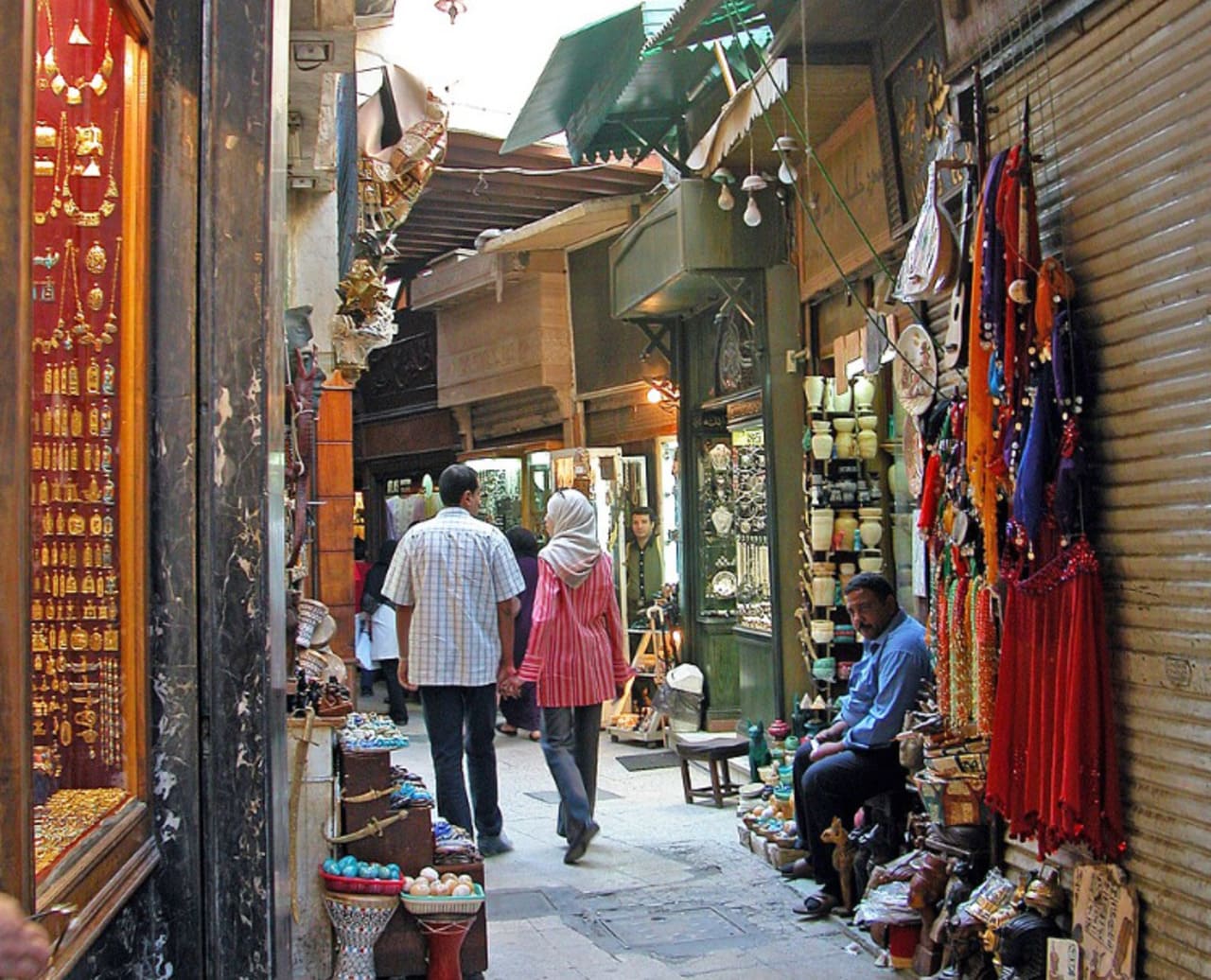 Khan el-Khalili – Cairo, Egito: Criado no século XIV, durante o período mameluco, é um dos mercados mais famosos do Cairo. Suas ruelas reúnem lojas de joias, especiarias, artesanato e lembranças, além de cafés tradicionais que ajudam a preservar a atmosfera histórica do local.