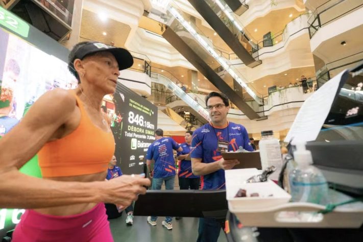 Catarinense Débora Simas quebrou o recorde mundial de corrida em esteira — Divulgação/Karmah Digital/Beiramar Shopping
