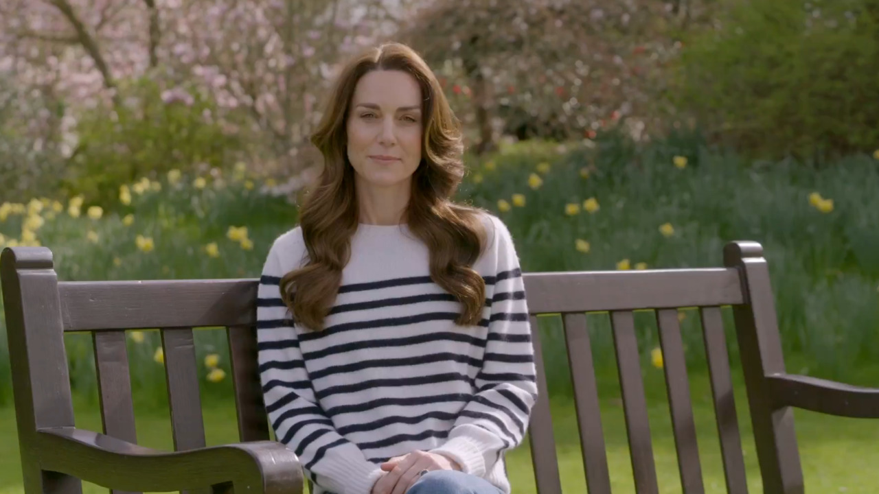 Kate Middleton, esposa do príncipe William, também foi diagnosticada com câncer no mesmo período. A princesa de Gales foi internada em janeiro de 2024 para uma cirurgia abdominal e, após exames posteriores à operação, recebeu a confirmação da doença. Em março daquele ano, Kate revelou publicamente o diagnóstico depois de muitas especulações sobre seu sumiço dos olhos do público e informou que passaria por sessões de quimioterapia preventiva.
