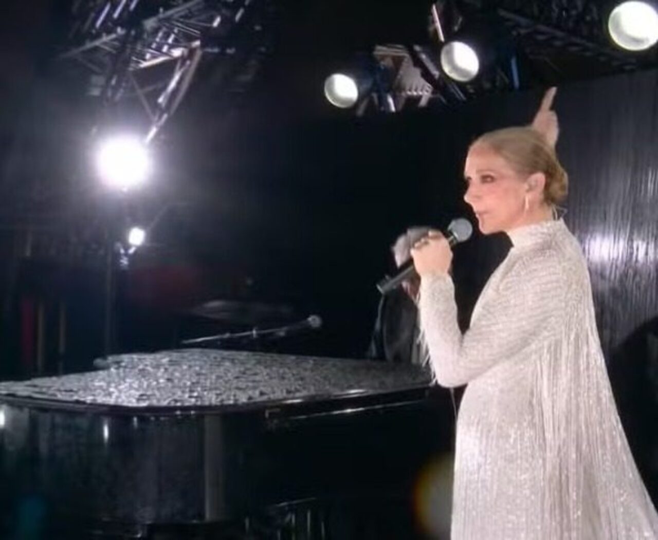 A última grande aparição de Céline ocorreu em julho de 2024, na cerimônia de abertura dos Jogos Olímpicos de Paris. Na ocasião, ela interpretou “Hymne à l'amour”, de Édith Piaf, em no reencontro com o palco diante de uma audiência mundial. Agora, a artista se prepara para retomar uma rotina que durante décadas foi parte central de sua vida.
