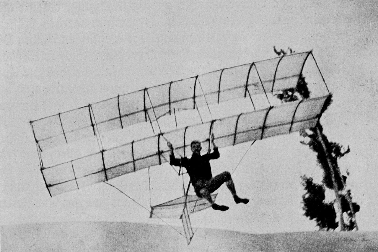 A prática surgiu no fim do século 19 e ganhou impulso com os estudos sobre aeronaves leves e os experimentos de pioneiros do voo. Com o tempo, os equipamentos ficaram mais seguros, leves e eficientes, o que contribuiu para a expansão do esporte em diversos países. Para decolar, o piloto costuma correr a partir de uma encosta ou utilizar um ponto elevado com condições favoráveis de vento.