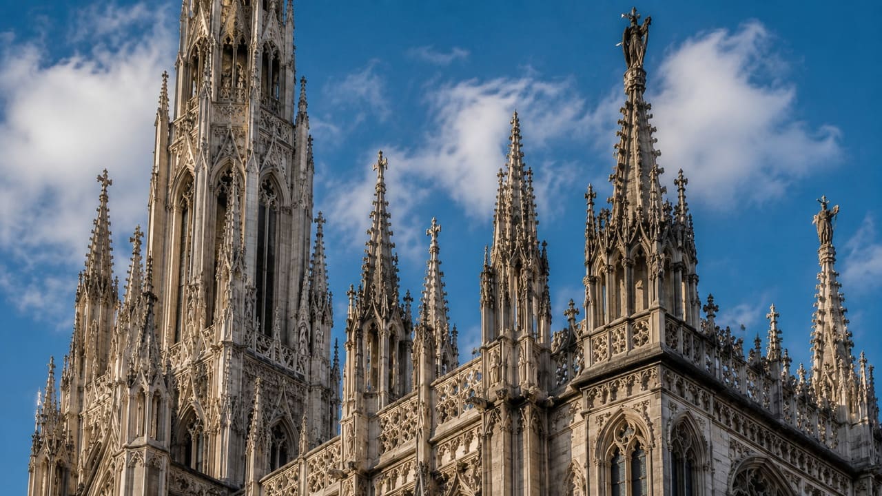 Torres e pináculos – A arquitetura gótica é marcada pela forte verticalidade, reforçada por torres, agulhas e pináculos que direcionam o olhar para o alto. Além do efeito visual, alguns desses elementos também desempenham funções estruturais e ornamentais nas construções.