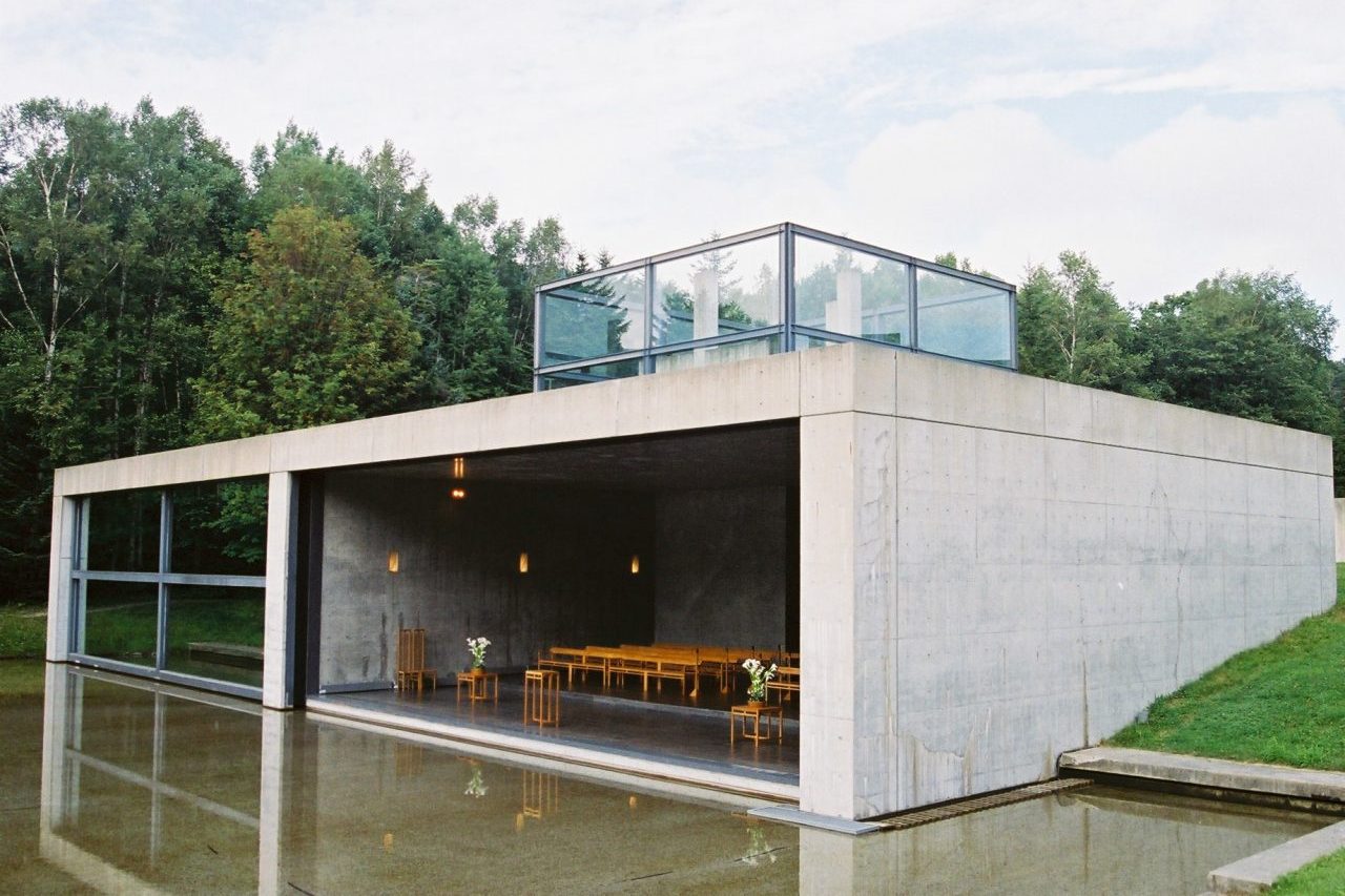Igreja sobre a Água (Hokkaido, Japão): Projetada por Tadao Ando e inaugurada em 1988, a Igreja sobre Água integra arquitetura e natureza por meio de um espelho d'água artificial. O projeto destaca uma grande janela atrás do altar, que emoldura uma cruz posicionada sobre a água, criando um cenário que se transforma no inverno, quando a superfície congela.
