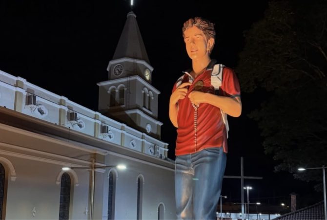Cidade do interior paulista homenageia Carlo Acutis com estátua e chama atenção de fiéis
