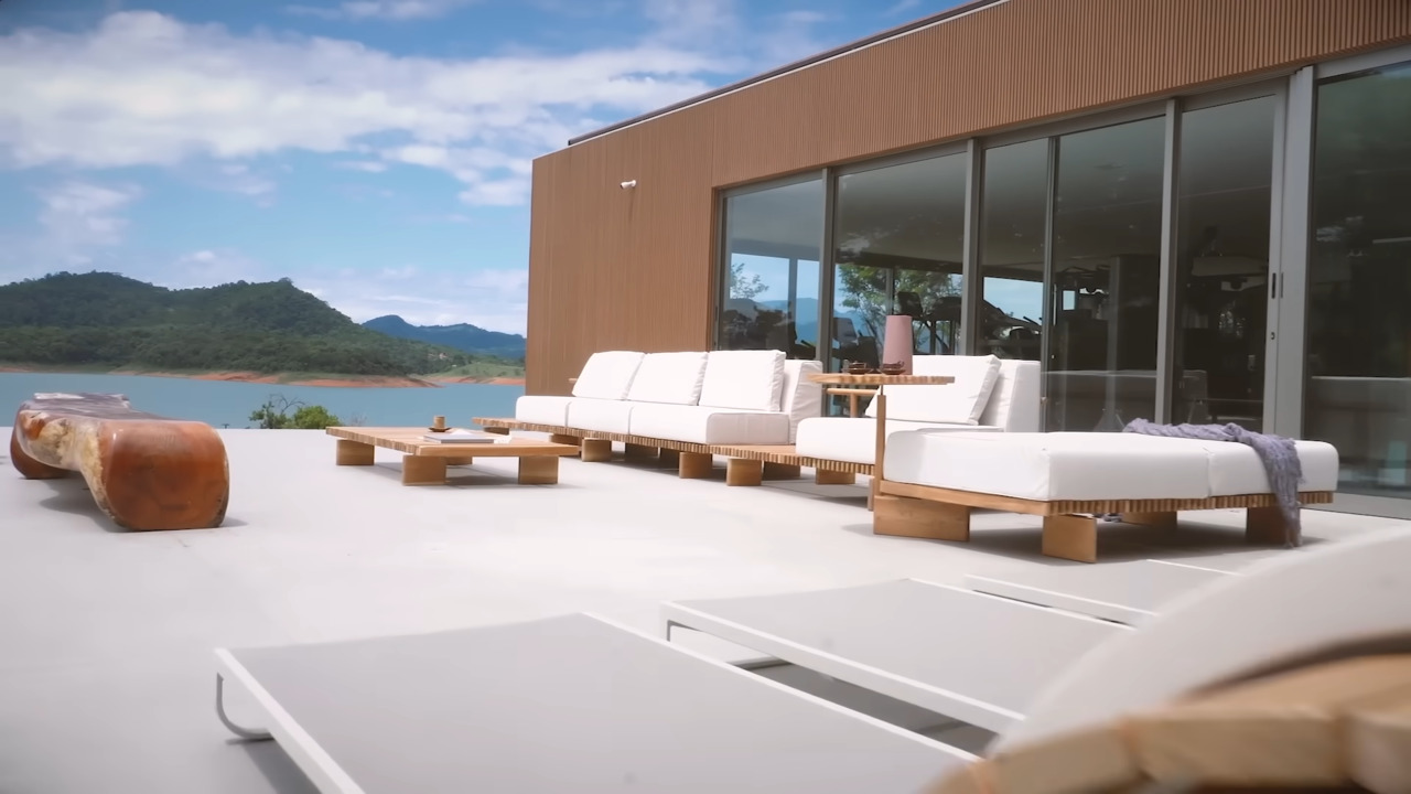 Entre as soluções sustentáveis estão placas de energia solar, tijolos ecológicos e um revestimento feito a partir da reciclagem de garrafas PET, que substitui os tradicionais ripados de madeira. A casa também valoriza a iluminação natural por meio de grandes painéis de vidro e reúne móveis assinados por importantes nomes do design brasileiro, entre eles Jorge Zalszupin. 
