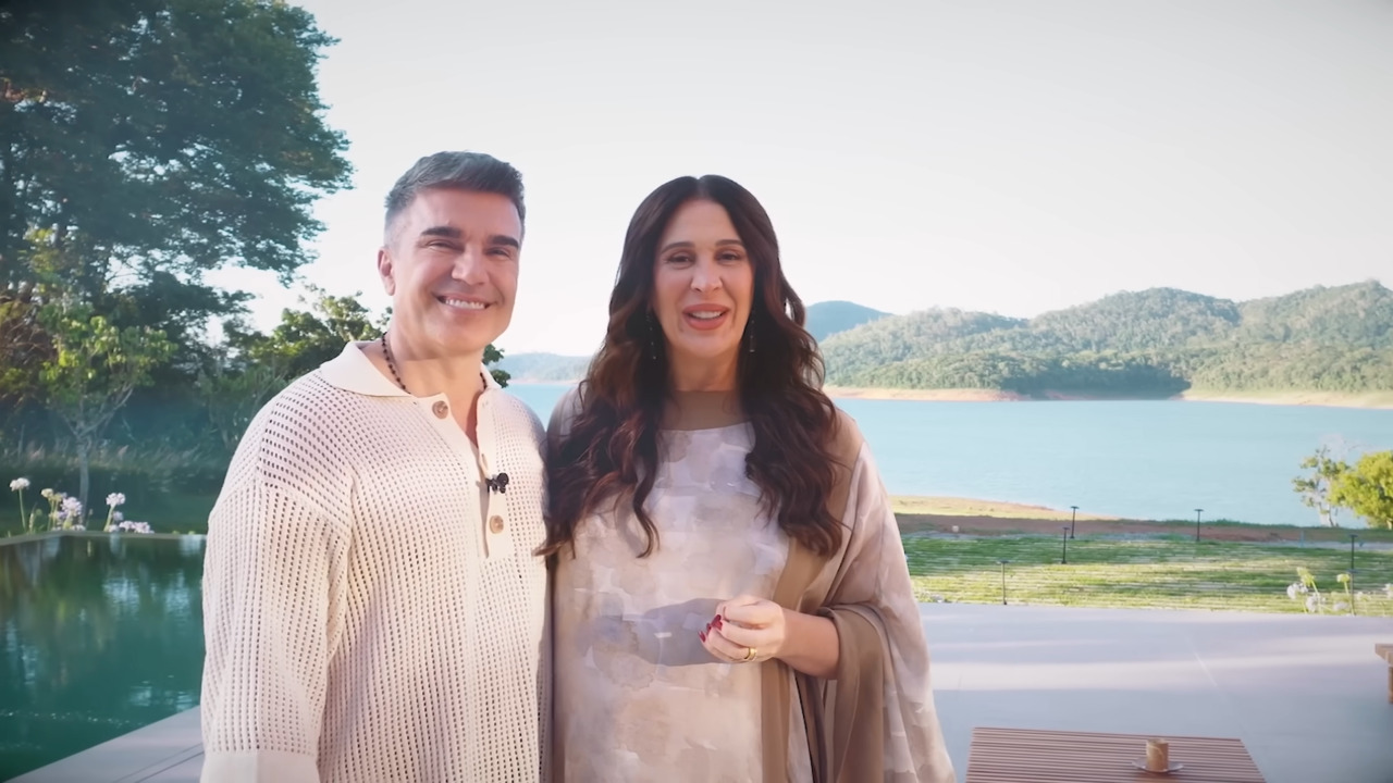 Claudia Raia vive em uma mansão sustentável em Bragança Paulista, no interior de São Paulo. Com cerca de 1.696 metros quadrados distribuídos em três pavimentos e vista para a Represa Jaguari, a residência foi projetada pelo arquiteto Léo Shehtman. O imóvel tem cinema privativo para 24 pessoas, estúdio de dança, academia, espaço gourmet e amplas áreas integradas à natureza. 
 -  (crédito: Reprodução Youtube)