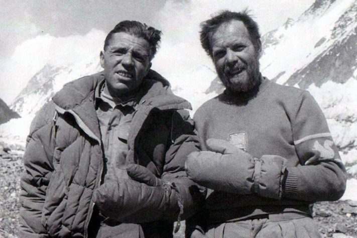 Italianos Achille Compagnoni e Lino Lacedelli foram os primeiros a escalar a montanha K2 – Domínio Público