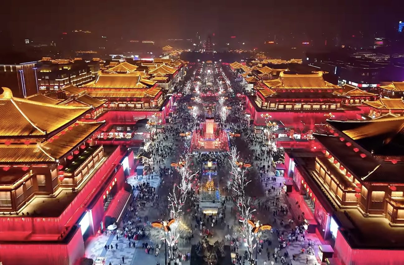 Já em Xi'an, a Datang Everbright City aposta na grandiosidade da dinastia Tang para criar uma extensa área de entretenimento noturno. O espaço recebe milhões de visitantes e também virou cenário para casamentos que simulam viagens por diferentes momentos da história chinesa.