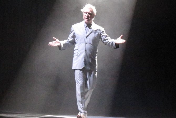 Em show, David Byrne protesta contra política migratória de Trump
