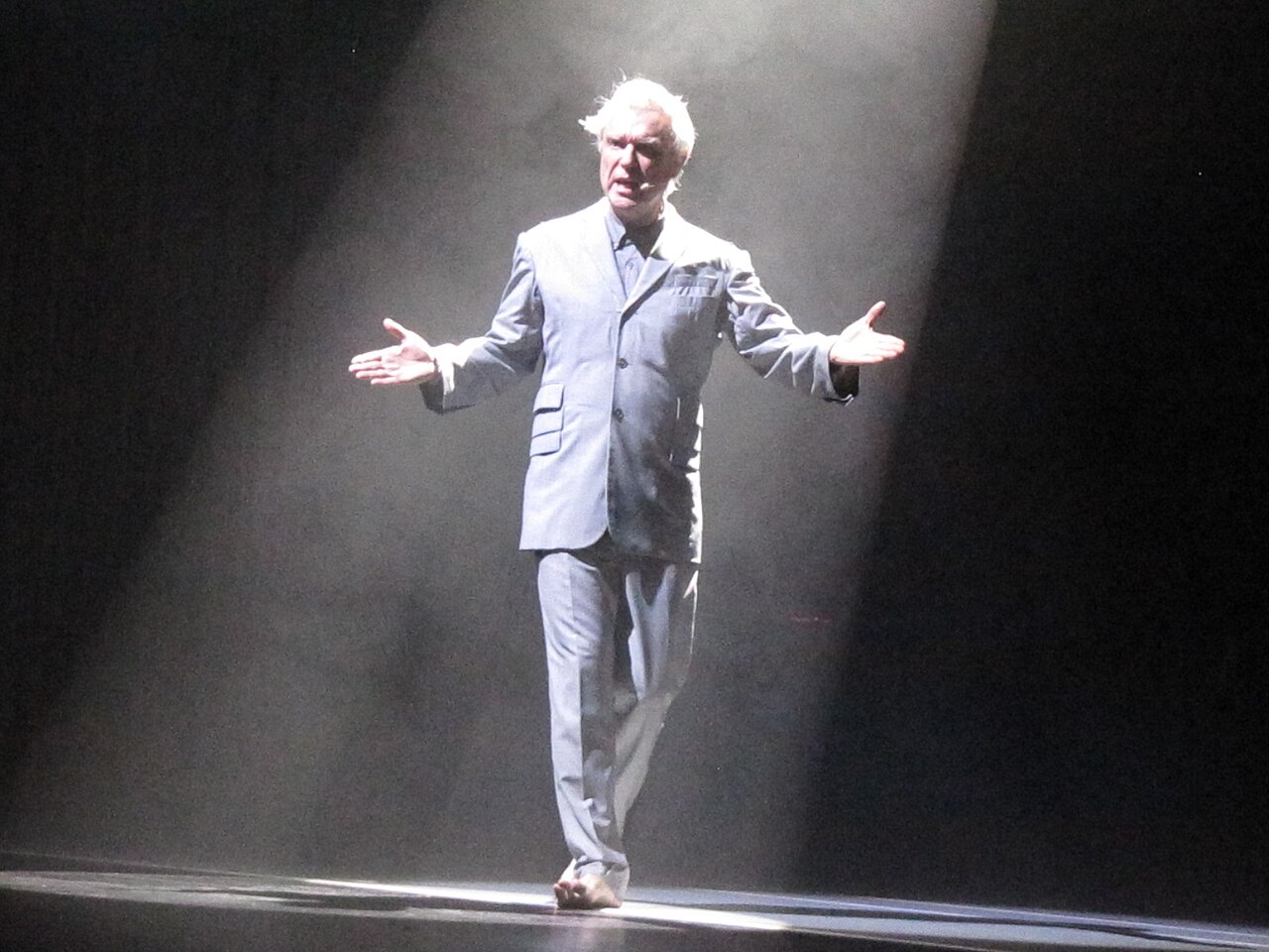 David Byrne, ex-vocalista do Talking Heads, durante apresentação da turnê 'American Utopia" - Dirk Haun/Wikimedia Commons