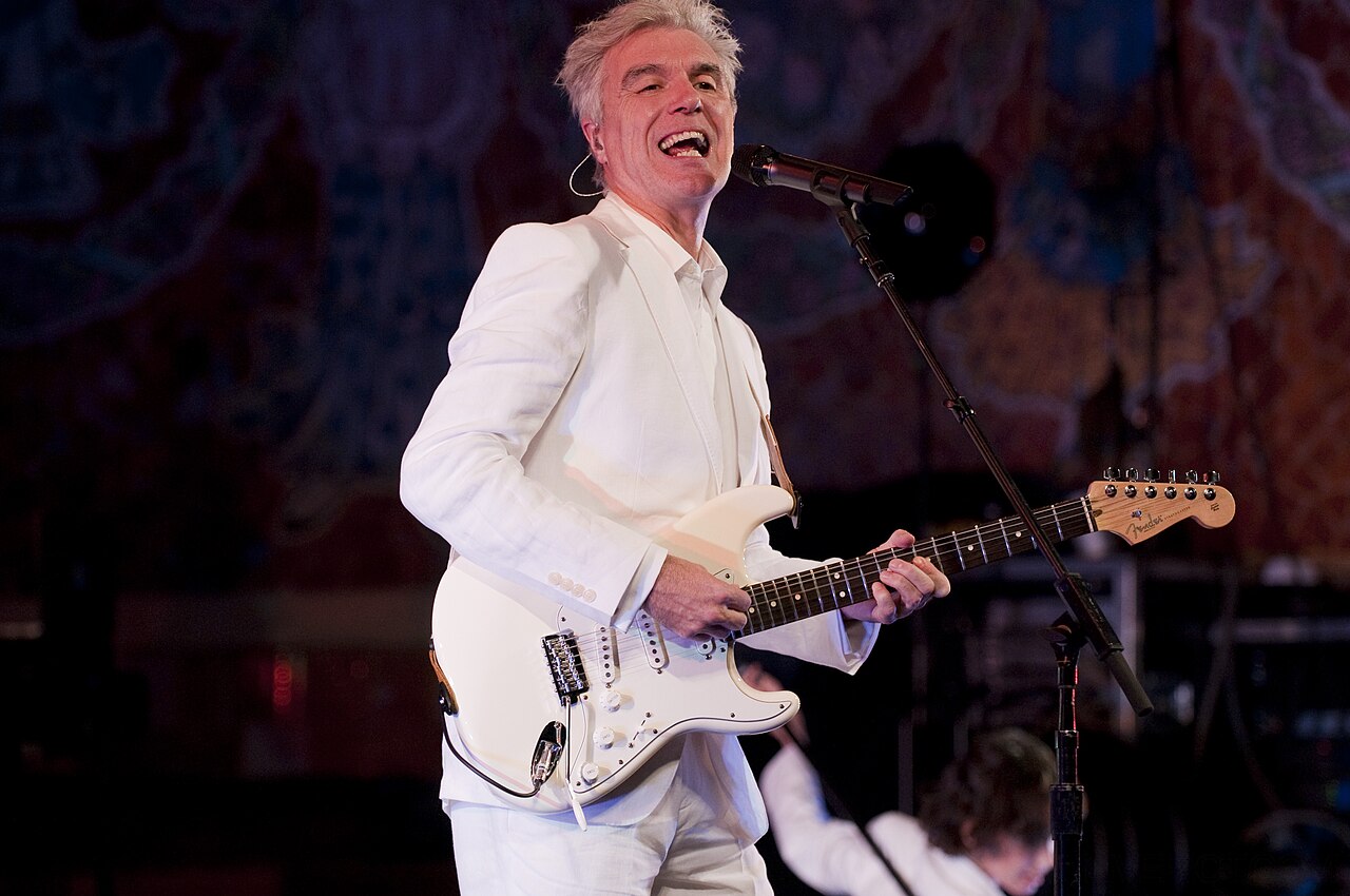Após o fim do Talking Heads, no início dos anos 1990, Byrne ampliou ainda mais sua atuação como artista solo. Ele lançou discos influenciados por ritmos latino-americanos e africanos, além de desenvolver trabalhos em cinema, teatro e artes visuais. Também se destacou como compositor de trilhas, incluindo a música de “O Último Imperador”, de Bernardo Bertolucci, trabalho que lhe rendeu o Oscar de melhor trilha sonora. A criação da Luaka Bop reforçou ainda sua atuação na divulgação de artistas de 