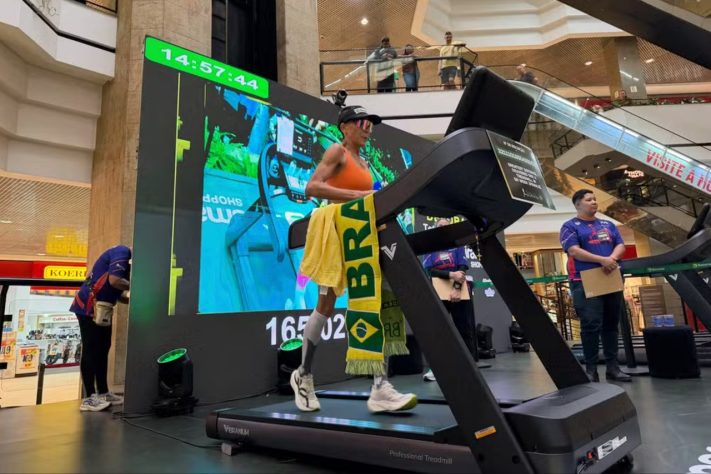 Débora Simas quebrou o recorde mundial de corrida em esteira — Divulgação