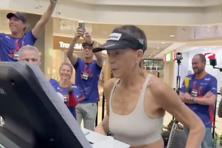 Catarinense Débora Simas quebrou o recorde mundial de corrida em esteira — Reprodução/SBT