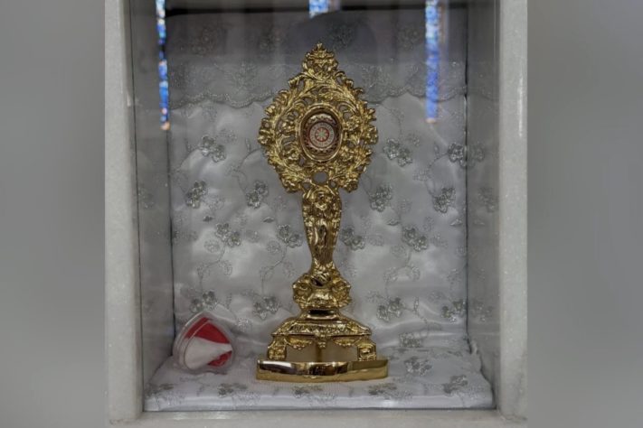 Dentro da paróquia, a história de Carlo também está presente em relicários que guardam fios de cabelo e fragmentos do caixão em que ele foi sepultado, além de uma pétala retirada de seu túmulo – Reprodução/Instagram