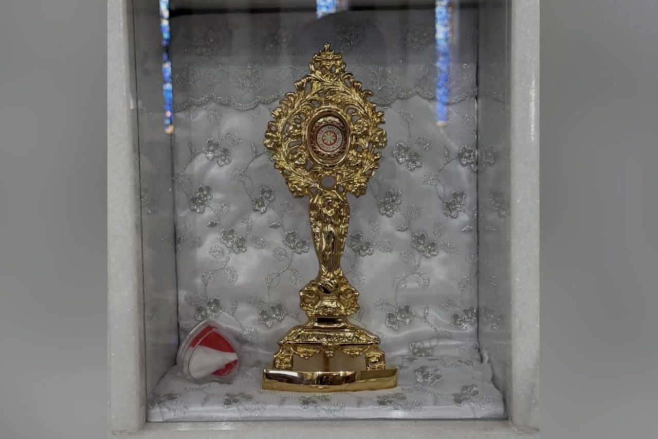 Fotos e vídeos enviados aos participantes da igreja ajudaram a ampliar a admiração pelo futuro santo e fortaleceram a devoção entre os jovens de Pompeia. Dentro da paróquia, a história de Carlo também está presente em relicários que guardam fios de cabelo e fragmentos do caixão em que ele foi sepultado, além de uma pétala retirada de seu túmulo.
