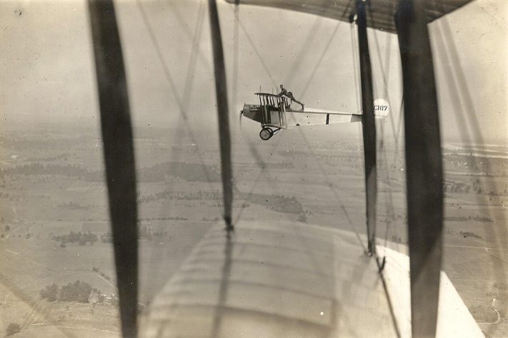 Wing walking surgiu entre os anos 1910 e 1920 | Flickr - Deseronto Archives